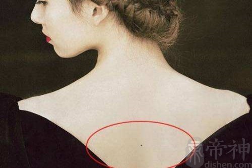 女人左肩胛骨有痣图解 肩膀有痣代表什么